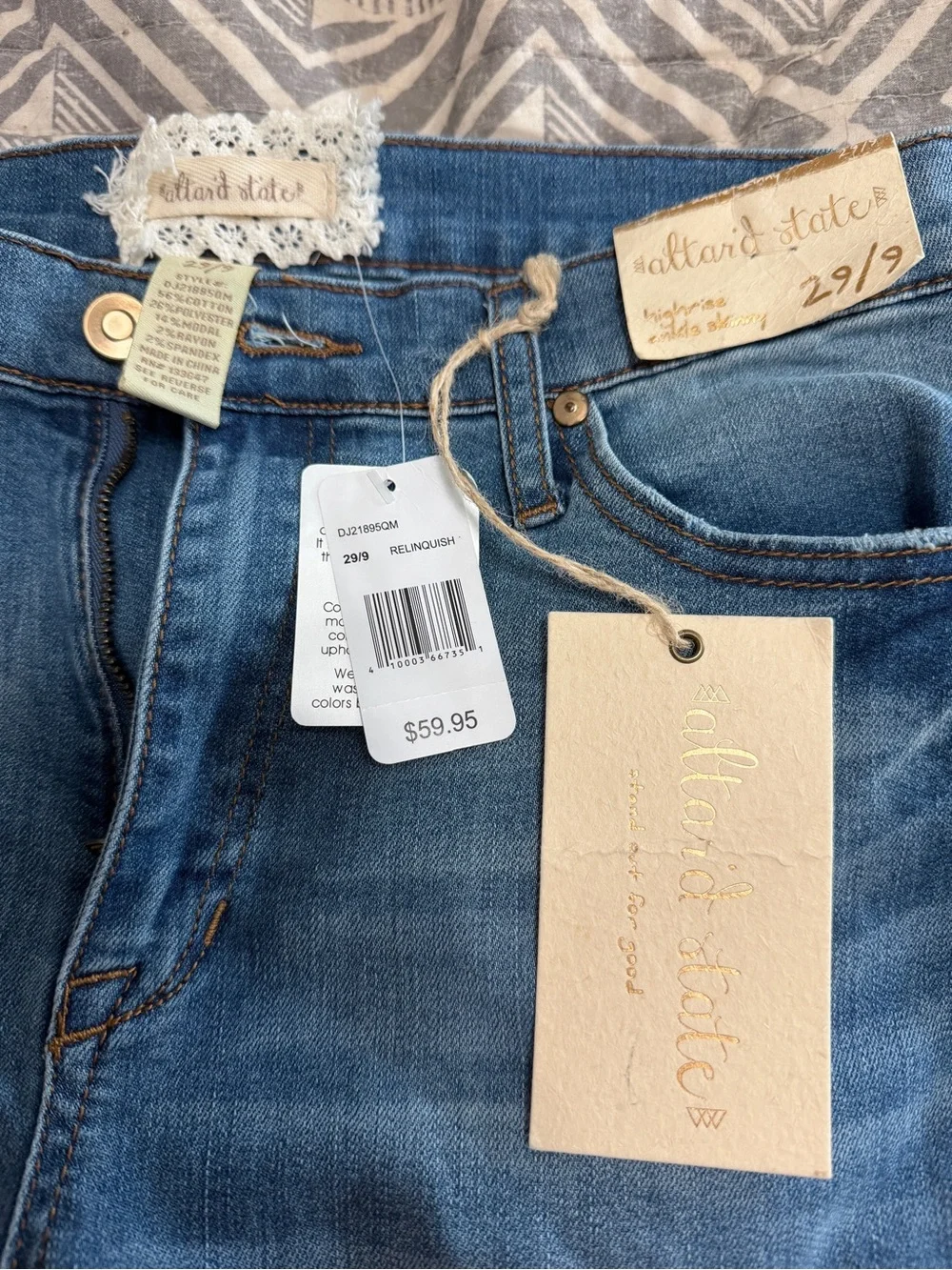 Altar’d State NWT High Rise Skinny Ankle Jeans Light Wash Distressed Size 29/9 - Picture 8 of 8